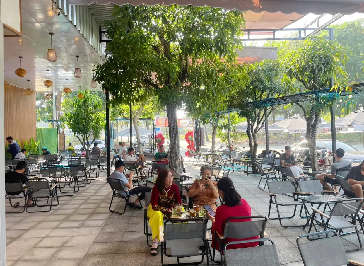 Không gian sân vườn quán Vối Coffee của chị Hương