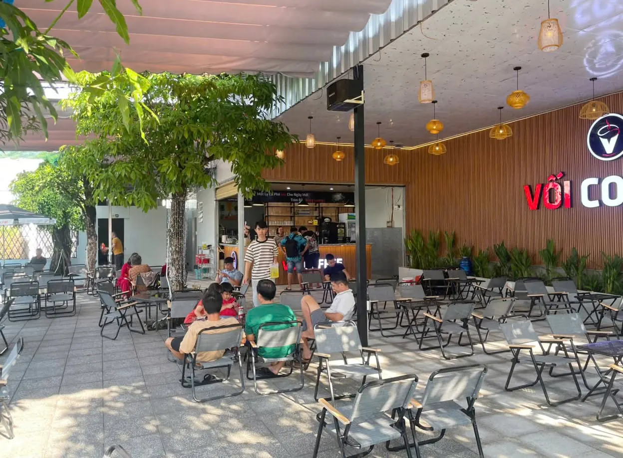 Khu quầy bar và chỗ ngồi quán Vối Coffee của anh Phúc