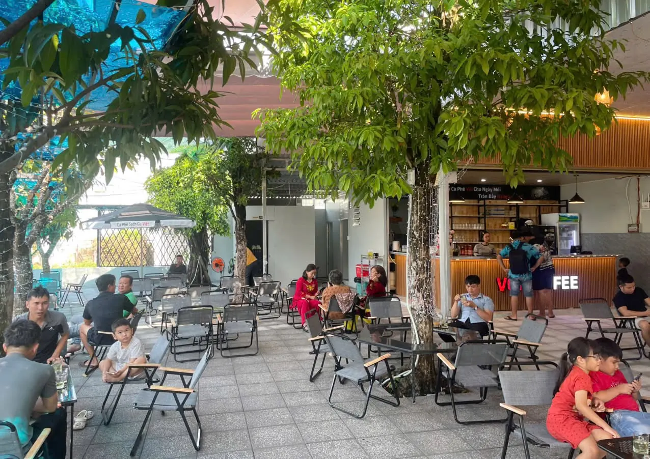 Khách ngồi dưới tán cây tại quán Vối Coffee của chị Mai
